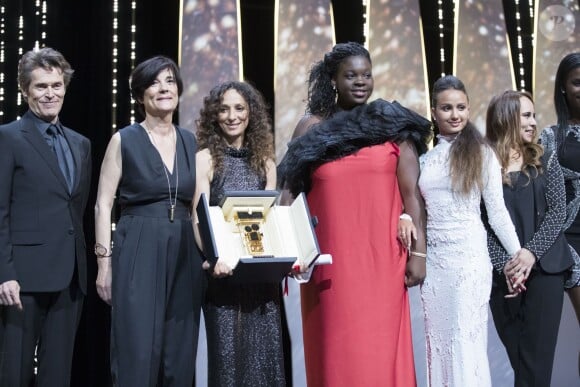 Willem Dafoe, Catherine Corsini, Houda Benyamina (Caméra d'or pour "Divines"), Deborah Lukumuena, Oulaya Amamra, Majdouline Idrissi et Jisca Kalvanda - Cérémonie de clôture du 69ème Festival International du Film de Cannes. Le 22 mai 2016. © Olivier Borde-Cyril Moreau/Bestimage