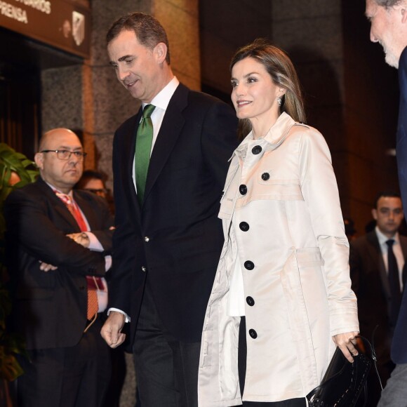 La reine Letizia et le roi Felipe VI d'Espagne assistent le 22 mai 2016 à la finale de la Coupe du Roi au stade Vicente Calderon à Madrid, entre le FC Barcelone et le FC Séville (2-0 après prolongations). Le couple royal célébrait le jour même son 12e anniversaire de mariage.