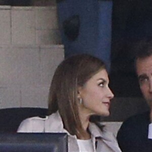 La reine Letizia et le roi Felipe VI d'Espagne assistent le 22 mai 2016 à la finale de la Coupe du Roi au stade Vicente Calderon à Madrid, entre le FC Barcelone et le FC Séville (2-0 après prolongations). Le couple royal célébrait le jour même son 12e anniversaire de mariage.