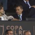 La reine Letizia et le roi Felipe VI d'Espagne assistent le 22 mai 2016 à la finale de la Coupe du Roi au stade Vicente Calderon à Madrid, entre le FC Barcelone et le FC Séville (2-0 après prolongations). Le couple royal célébrait le jour même son 12e anniversaire de mariage.