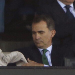 La reine Letizia et le roi Felipe VI d'Espagne assistent le 22 mai 2016 à la finale de la Coupe du Roi au stade Vicente Calderon à Madrid, entre le FC Barcelone et le FC Séville (2-0 après prolongations). Le couple royal célébrait le jour même son 12e anniversaire de mariage.