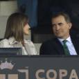 La reine Letizia et le roi Felipe VI d'Espagne assistent le 22 mai 2016 à la finale de la Coupe du Roi au stade Vicente Calderon à Madrid, entre le FC Barcelone et le FC Séville (2-0 après prolongations). Le couple royal célébrait le jour même son 12e anniversaire de mariage.