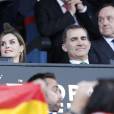 La reine Letizia et le roi Felipe VI d'Espagne assistent le 22 mai 2016 à la finale de la Coupe du Roi au stade Vicente Calderon à Madrid, entre le FC Barcelone et le FC Séville (2-0 après prolongations). Le couple royal célébrait le jour même son 12e anniversaire de mariage.