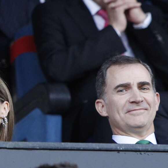 La reine Letizia et le roi Felipe VI d'Espagne assistent le 22 mai 2016 à la finale de la Coupe du Roi au stade Vicente Calderon à Madrid, entre le FC Barcelone et le FC Séville (2-0 après prolongations). Le couple royal célébrait le jour même son 12e anniversaire de mariage.
