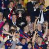 Andres Iniesta, Lionel Messi et son fils Mateo et les joueurs du Barça célèbrent leur victoire (2-0 après prolongations) lors de la finale de la Coupe du Roi entre le FC Barcelone et le FC Séville à Vicente Calderon à Madrid en Espagne le 22 mai 2016.
