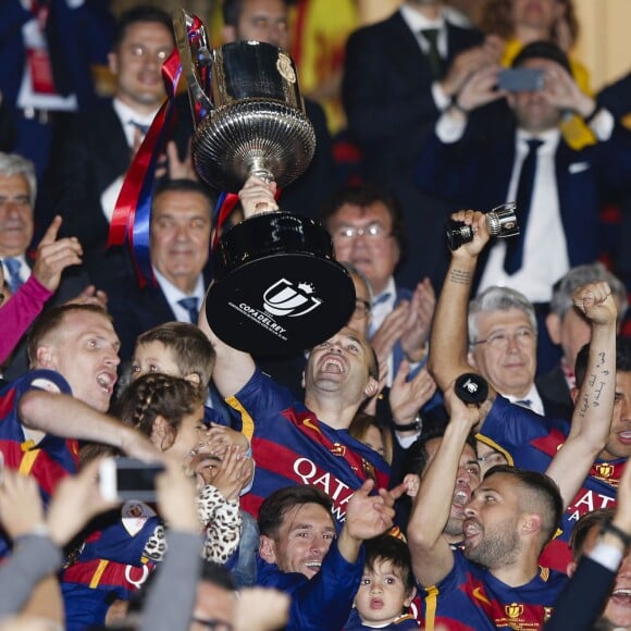 Andres Iniesta, Lionel Messi et son fils Mateo et les joueurs du Barça célèbrent leur victoire (2-0 après prolongations) lors de la finale de la Coupe du Roi entre le FC Barcelone et le FC Séville à Vicente Calderon à Madrid en Espagne le 22 mai 2016.