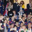 Andres Iniesta, Lionel Messi et son fils Mateo et les joueurs du Barça célèbrent leur victoire (2-0 après prolongations) lors de la finale de la Coupe du Roi entre le FC Barcelone et le FC Séville à Vicente Calderon à Madrid en Espagne le 22 mai 2016.