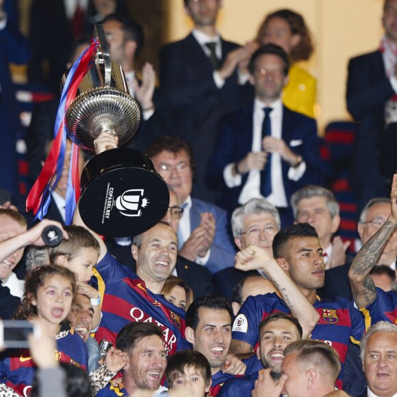 Andres Iniesta, Lionel Messi et son fils Mateo et les joueurs du Barça célèbrent leur victoire (2-0 après prolongations) lors de la finale de la Coupe du Roi entre le FC Barcelone et le FC Séville à Vicente Calderon à Madrid en Espagne le 22 mai 2016.