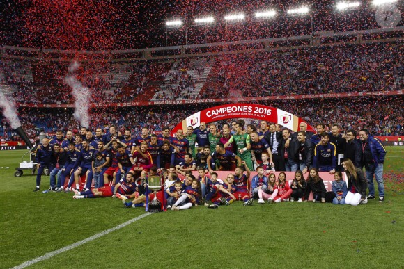 Le Barça célèbre sa victoire (2-0 après prolongations) lors de la finale de la Coupe du Roi entre le FC Barcelone et le FC Séville à Vicente Calderon à Madrid en Espagne le 22 mai 2016.
