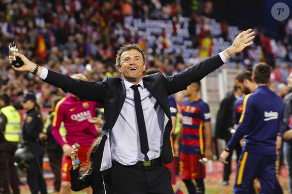 Luis Enrique et le Barça célèbrent leur victoire (2-0 après prolongations) lors de la finale de la Coupe du Roi entre le FC Barcelone et le FC Séville à Vicente Calderon à Madrid en Espagne le 22 mai 2016.