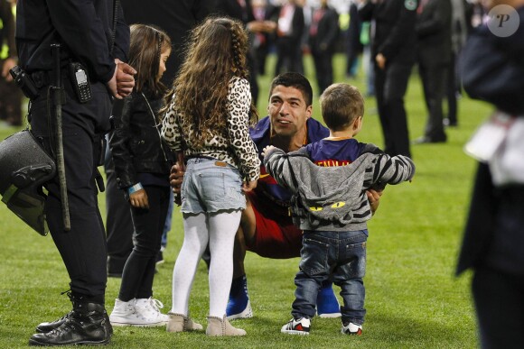 Luis Suárez et ses enfants lors de la victoire du Barça (2-0 après prolongations) en finale de la Coupe du Roi face au FC Séville à Vicente Calderon à Madrid en Espagne le 22 mai 2016.
