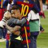 Neymar et son fils Davi Lucca lors de la victoire du Barça (2-0 après prolongations) en finale de la Coupe du Roi face au FC Séville à Vicente Calderon à Madrid en Espagne le 22 mai 2016.