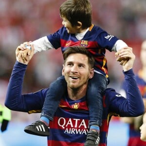 Lionel Messi et son fils Mateo lors de la victoire du Barça (2-0 après prolongations) en finale de la Coupe du Roi face au FC Séville à Vicente Calderon à Madrid en Espagne le 22 mai 2016.