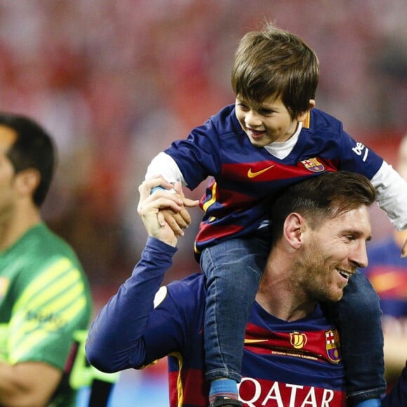 Lionel Messi et son fils Mateo lors de la victoire du Barça (2-0 après prolongations) en finale de la Coupe du Roi face au FC Séville à Vicente Calderon à Madrid en Espagne le 22 mai 2016.