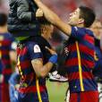 Neymar et son fils Davi Lucca lors de la victoire du Barça (2-0 après prolongations) en finale de la Coupe du Roi face au FC Séville à Vicente Calderon à Madrid en Espagne le 22 mai 2016.