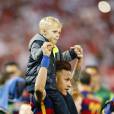 Neymar et son fils Davi Lucca lors de la victoire du Barça (2-0 après prolongations) en finale de la Coupe du Roi face au FC Séville à Vicente Calderon à Madrid en Espagne le 22 mai 2016.