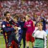 Lionel Messi et son fils Mateo lors de la victoire du Barça (2-0 après prolongations) en finale de la Coupe du Roi face au FC Séville à Vicente Calderon à Madrid en Espagne le 22 mai 2016.