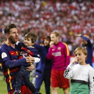 Lionel Messi et son fils Mateo lors de la victoire du Barça (2-0 après prolongations) en finale de la Coupe du Roi face au FC Séville à Vicente Calderon à Madrid en Espagne le 22 mai 2016.