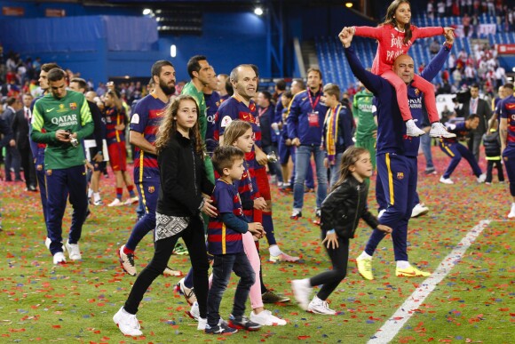 Andres Iniesta et ses enfants lors de la victoire du Barça (2-0 après prolongations) en finale de la Coupe du Roi face au FC Séville à Vicente Calderon à Madrid en Espagne le 22 mai 2016.