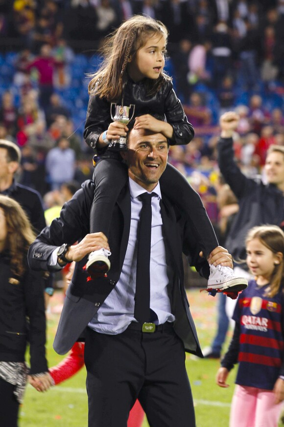 Luis Enrique et sa fille lors de la victoire du Barça (2-0 après prolongations) en finale de la Coupe du Roi face au FC Séville à Vicente Calderon à Madrid en Espagne le 22 mai 2016.