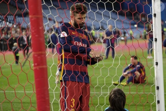 Gerard Piqué et son fils Milan lors de la victoire du Barça (2-0 après prolongations) en finale de la Coupe du Roi face au FC Séville à Vicente Calderon à Madrid en Espagne le 22 mai 2016.