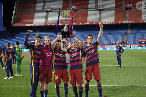 Andrés Iniesta et ses coéquipiers lors de la victoire du Barça (2-0 après prolongations) en finale de la Coupe du Roi face au FC Séville à Vicente Calderon à Madrid en Espagne le 22 mai 2016.