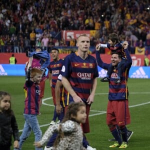 Lionel Messi et son fils Mateo lors de la victoire du Barça (2-0 après prolongations) en finale de la Coupe du Roi face au FC Séville à Vicente Calderon à Madrid en Espagne le 22 mai 2016.