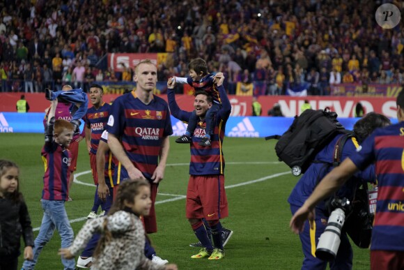 Lionel Messi et son fils Mateo lors de la victoire du Barça (2-0 après prolongations) en finale de la Coupe du Roi face au FC Séville à Vicente Calderon à Madrid en Espagne le 22 mai 2016.