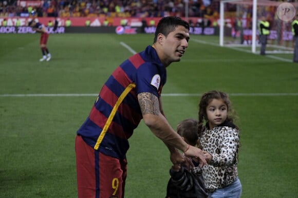 Luis Suarez et ses enfants lors de la victoire du Barça (2-0 après prolongations) en finale de la Coupe du Roi face au FC Séville à Vicente Calderon à Madrid en Espagne le 22 mai 2016.