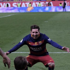 Lionel Messi et son fils Mateo sur le terrain lors de la victoire du Barça (2-0 après prolongations) en finale de la Coupe du Roi face au FC Séville à Vicente Calderon à Madrid en Espagne le 22 mai 2016.