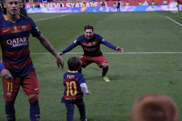 Lionel Messi et son fils Mateo sur le terrain lors de la victoire du Barça (2-0 après prolongations) en finale de la Coupe du Roi face au FC Séville à Vicente Calderon à Madrid en Espagne le 22 mai 2016.