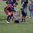 Gerard Pique et son fils Milan avec le trophée lors de la victoire du Barça (2-0 après prolongations) en finale de la Coupe du Roi face au FC Séville à Vicente Calderon à Madrid en Espagne le 22 mai 2016.