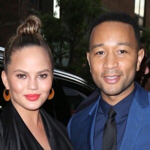 Chrissy Teigen et son mari John Legend dans les rues de New York, le 19 mai 2016