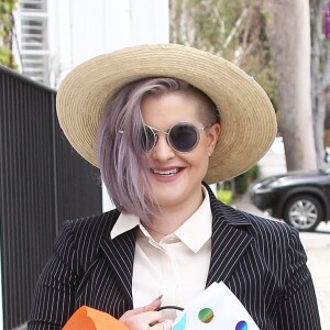 Kelly Osbourne fait du shopping avec un ami dans les rues de West Hollywood, le 24 avril 2016