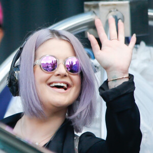 Kelly Osbourne quitte son hôtel à l'aide d'une canne à Sydney le 9 février 2016
