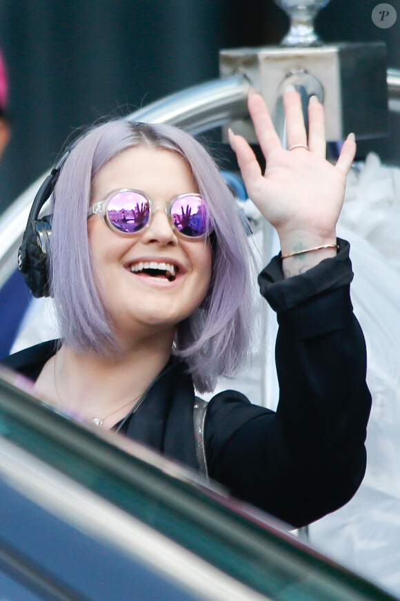 Kelly Osbourne quitte son hôtel à l'aide d'une canne à Sydney le 9 février 2016