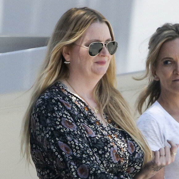 Exclusif - Michelle Pugh, la présumée maitresse d' Ozzy Osbourne, ne se cache plus. Elle se promène avec la maquilleuse Gina Veltri à Beverly Hills. Depuis la révélation de l'affaire d'adultère, Michelle avait perdu son emploi et se cachait. Los Angeles, le 16 mai 2016. © CPA/Bestimage16/05/2016 - Los Angeles
