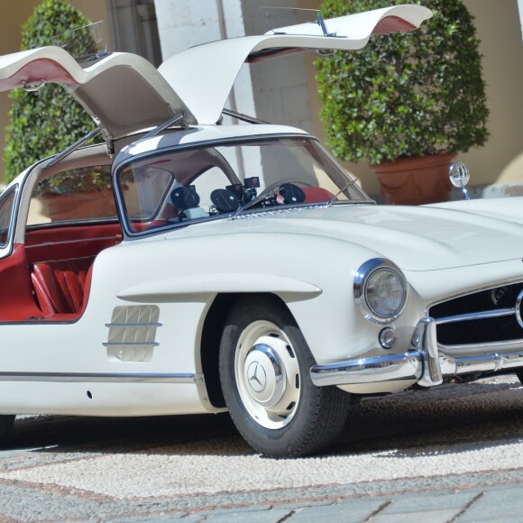 Exclusif - Le prince Albert II de Monaco a eu le plaisir de faire deux tours du circuit du Grand Prix de Monaco à bord d'une Mercedes 300 SL Gullwing - dite "Papillon" - conduite par le pilote Nico Rosberg, le 24 mai 2016, à cinq jours du 74e Grand Prix de Formule 1 de Monaco, que l'Allemand a remporté en 2013, 2014 et 2015. © Michael Alesi / Bestimage