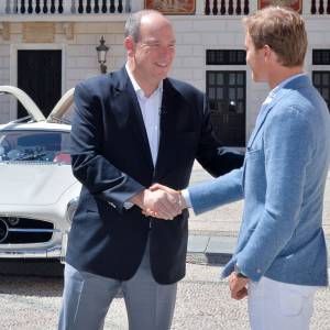 Exclusif - Le prince Albert II de Monaco a eu le plaisir de faire deux tours du circuit du Grand Prix de Monaco à bord d'une Mercedes 300 SL Gullwing - dite "Papillon" - conduite par le pilote Nico Rosberg, le 24 mai 2016, à cinq jours du 74e Grand Prix de Formule 1 de Monaco, que l'Allemand a remporté en 2013, 2014 et 2015. © Michael Alesi / Bestimage