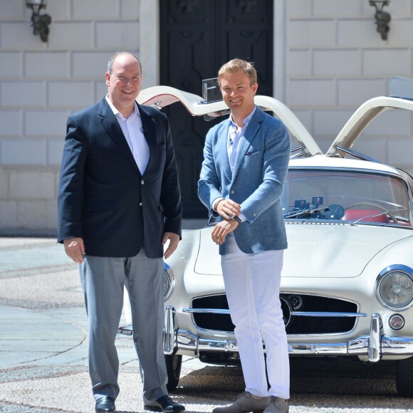 Exclusif - Le prince Albert II de Monaco a eu le plaisir de faire deux tours du circuit du Grand Prix de Monaco à bord d'une Mercedes 300 SL Gullwing - dite "Papillon" - conduite par le pilote Nico Rosberg, le 24 mai 2016, à cinq jours du 74e Grand Prix de Formule 1 de Monaco, que l'Allemand a remporté en 2013, 2014 et 2015. © Michael Alesi / Bestimage