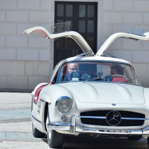 Exclusif - Le prince Albert II de Monaco a eu le plaisir de faire deux tours du circuit du Grand Prix de Monaco à bord d'une Mercedes 300 SL Gullwing - dite "Papillon" - conduite par le pilote Nico Rosberg, le 24 mai 2016, à cinq jours du 74e Grand Prix de Formule 1 de Monaco, que l'Allemand a remporté en 2013, 2014 et 2015. © Michael Alesi / Bestimage