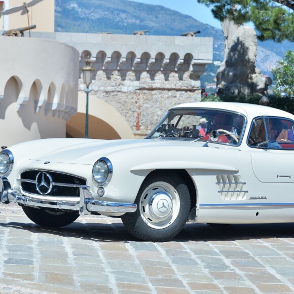 Exclusif - Le prince Albert II de Monaco a eu le plaisir de faire deux tours du circuit du Grand Prix de Monaco à bord d'une Mercedes 300 SL Gullwing - dite "Papillon" - conduite par le pilote Nico Rosberg, le 24 mai 2016, à cinq jours du 74e Grand Prix de Formule 1 de Monaco, que l'Allemand a remporté en 2013, 2014 et 2015. © Michael Alesi / Bestimage