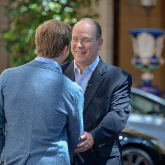 Exclusif - Le prince Albert II de Monaco a eu le plaisir de faire deux tours du circuit du Grand Prix de Monaco à bord d'une Mercedes 300 SL Gullwing - dite "Papillon" - conduite par le pilote Nico Rosberg, le 24 mai 2016, à cinq jours du 74e Grand Prix de Formule 1 de Monaco, que l'Allemand a remporté en 2013, 2014 et 2015. © Michael Alesi / Bestimage