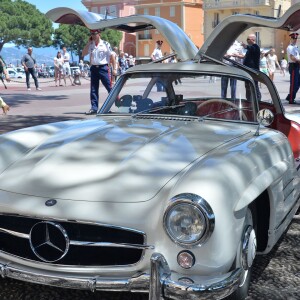 Exclusif - Le prince Albert II de Monaco a eu le plaisir de faire deux tours du circuit du Grand Prix de Monaco à bord d'une Mercedes 300 SL Gullwing - dite "Papillon" - conduite par le pilote Nico Rosberg, le 24 mai 2016, à cinq jours du 74e Grand Prix de Formule 1 de Monaco, que l'Allemand a remporté en 2013, 2014 et 2015. © Michael Alesi / Bestimage