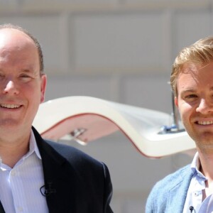 Exclusif - Le prince Albert II de Monaco a eu le plaisir de faire deux tours du circuit du Grand Prix de Monaco à bord d'une Mercedes 300 SL Gullwing - dite "Papillon" - conduite par le pilote Nico Rosberg, le 24 mai 2016, à cinq jours du 74e Grand Prix de Formule 1 de Monaco, que l'Allemand a remporté en 2013, 2014 et 2015. © Michael Alesi / Bestimage