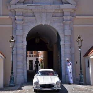 Exclusif - Le prince Albert II de Monaco a eu le plaisir de faire deux tours du circuit du Grand Prix de Monaco à bord d'une Mercedes 300 SL Gullwing - dite "Papillon" - conduite par le pilote Nico Rosberg, le 24 mai 2016, à cinq jours du 74e Grand Prix de Formule 1 de Monaco, que l'Allemand a remporté en 2013, 2014 et 2015. © Michael Alesi / Bestimage