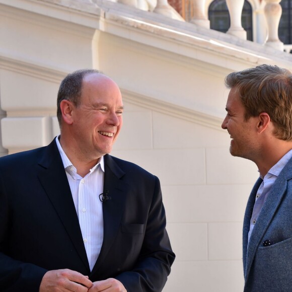 Exclusif - Le prince Albert II de Monaco a eu le plaisir de faire deux tours du circuit du Grand Prix de Monaco à bord d'une Mercedes 300 SL Gullwing - dite "Papillon" - conduite par le pilote Nico Rosberg, le 24 mai 2016, à cinq jours du 74e Grand Prix de Formule 1 de Monaco, que l'Allemand a remporté en 2013, 2014 et 2015. © Michael Alesi / Bestimage