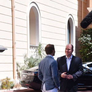 Exclusif - Le prince Albert II de Monaco a eu le plaisir de faire deux tours du circuit du Grand Prix de Monaco à bord d'une Mercedes 300 SL Gullwing - dite "Papillon" - conduite par le pilote Nico Rosberg, le 24 mai 2016, à cinq jours du 74e Grand Prix de Formule 1 de Monaco, que l'Allemand a remporté en 2013, 2014 et 2015. © Michael Alesi / Bestimage