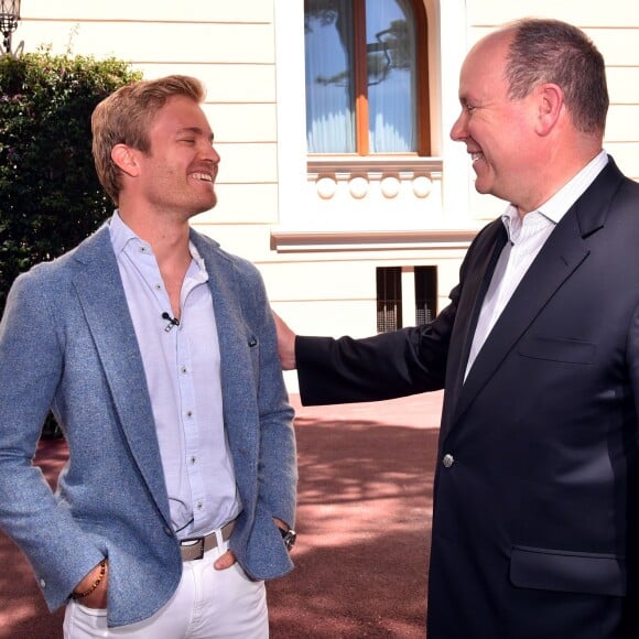 Exclusif - Le prince Albert II de Monaco a eu le plaisir de faire deux tours du circuit du Grand Prix de Monaco à bord d'une Mercedes 300 SL Gullwing - dite "Papillon" - conduite par le pilote Nico Rosberg, le 24 mai 2016, à cinq jours du 74e Grand Prix de Formule 1 de Monaco, que l'Allemand a remporté en 2013, 2014 et 2015. © Michael Alesi / Bestimage