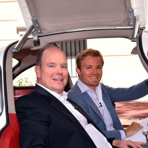 Exclusif - Le prince Albert II de Monaco a eu le plaisir de faire deux tours du circuit du Grand Prix de Monaco à bord d'une Mercedes 300 SL Gullwing - dite "Papillon" - conduite par le pilote Nico Rosberg, le 24 mai 2016, à cinq jours du 74e Grand Prix de Formule 1 de Monaco, que l'Allemand a remporté en 2013, 2014 et 2015. © Michael Alesi / Bestimage